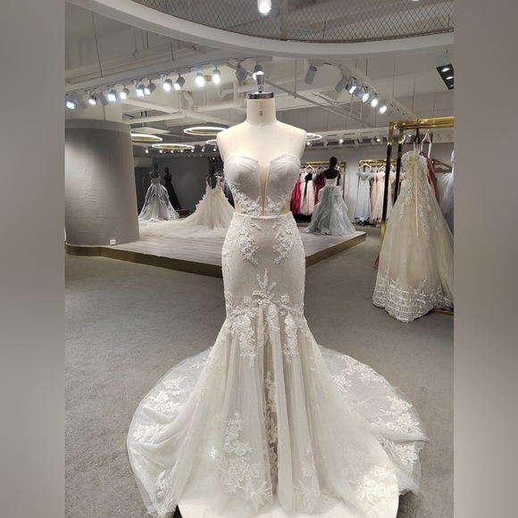 Many wedding dresses available - Picture 5 of 16